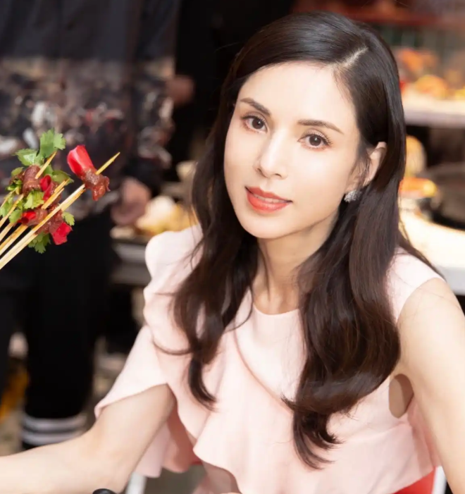 2013年李若彤在飞机上偶遇周润发两个人合过影后，周润发问李若彤：“你现在有工