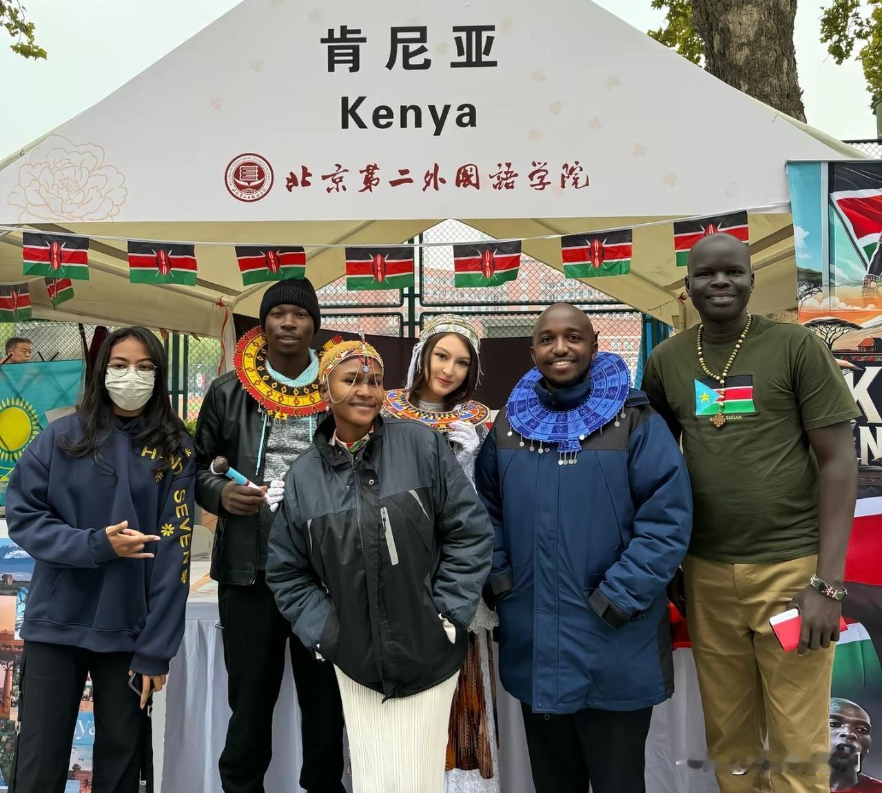 今天很高兴与外国友人进行合影，在学校举办的国际文化节上碰到了好多外国友人，他