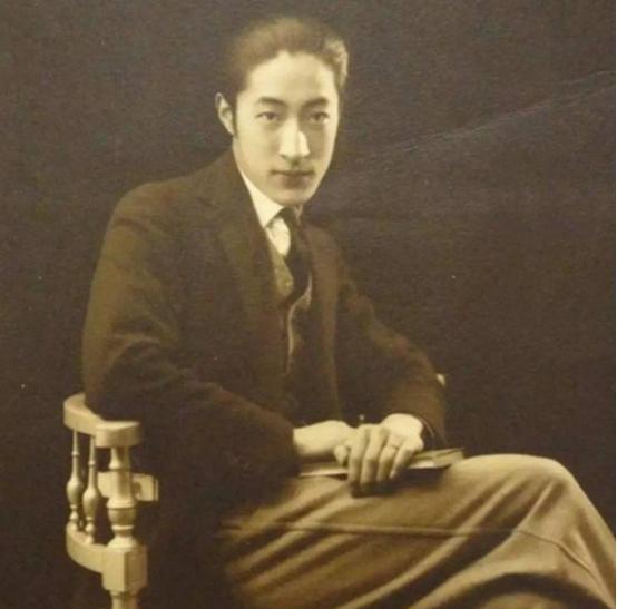 1962年，一位头发全白、瘦到脱相的老人被无罪释放。妻女看到他这个模样都心疼得直