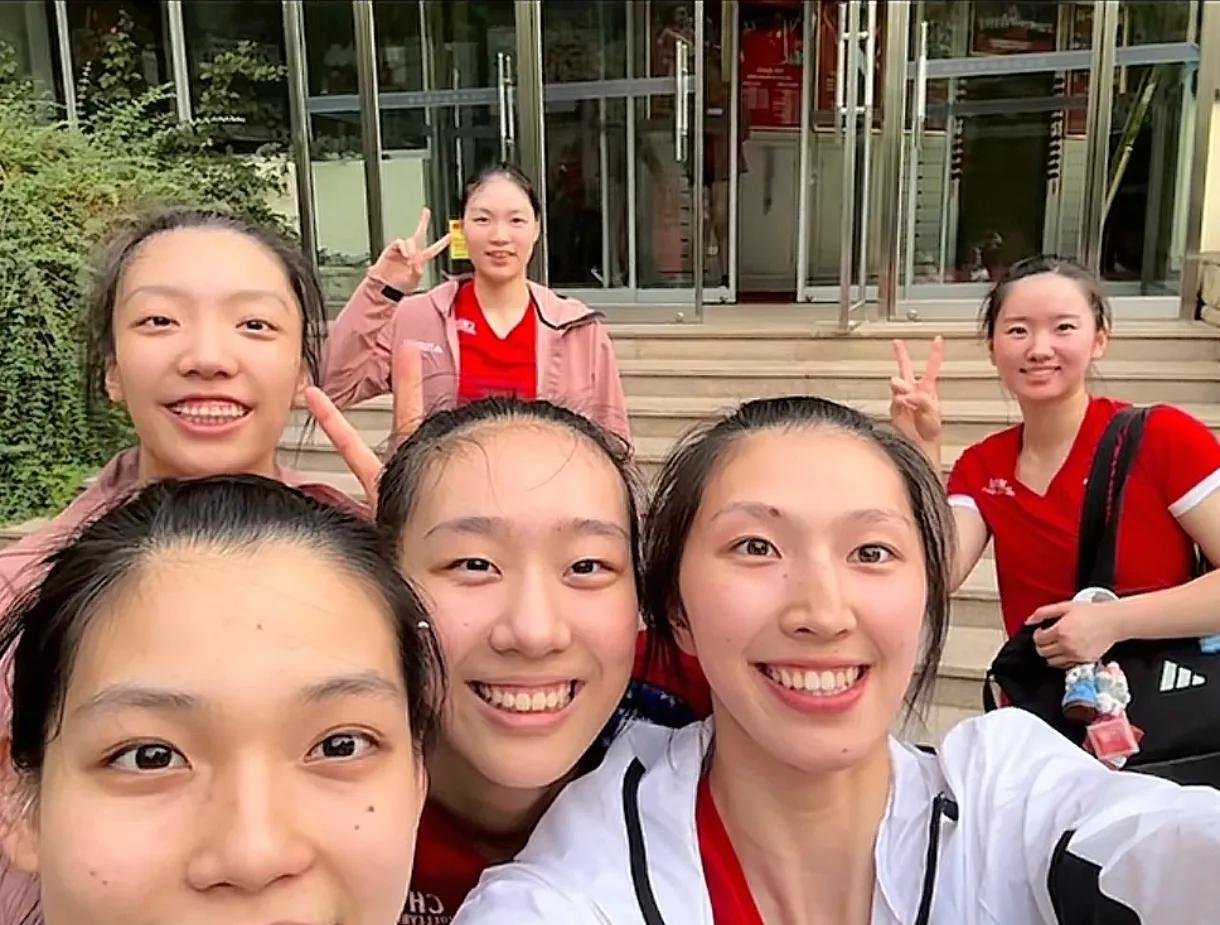 看完这组照片，就会理解2024女排全锦赛颁奖典礼后，福建女排为何会绕过冠军天津女