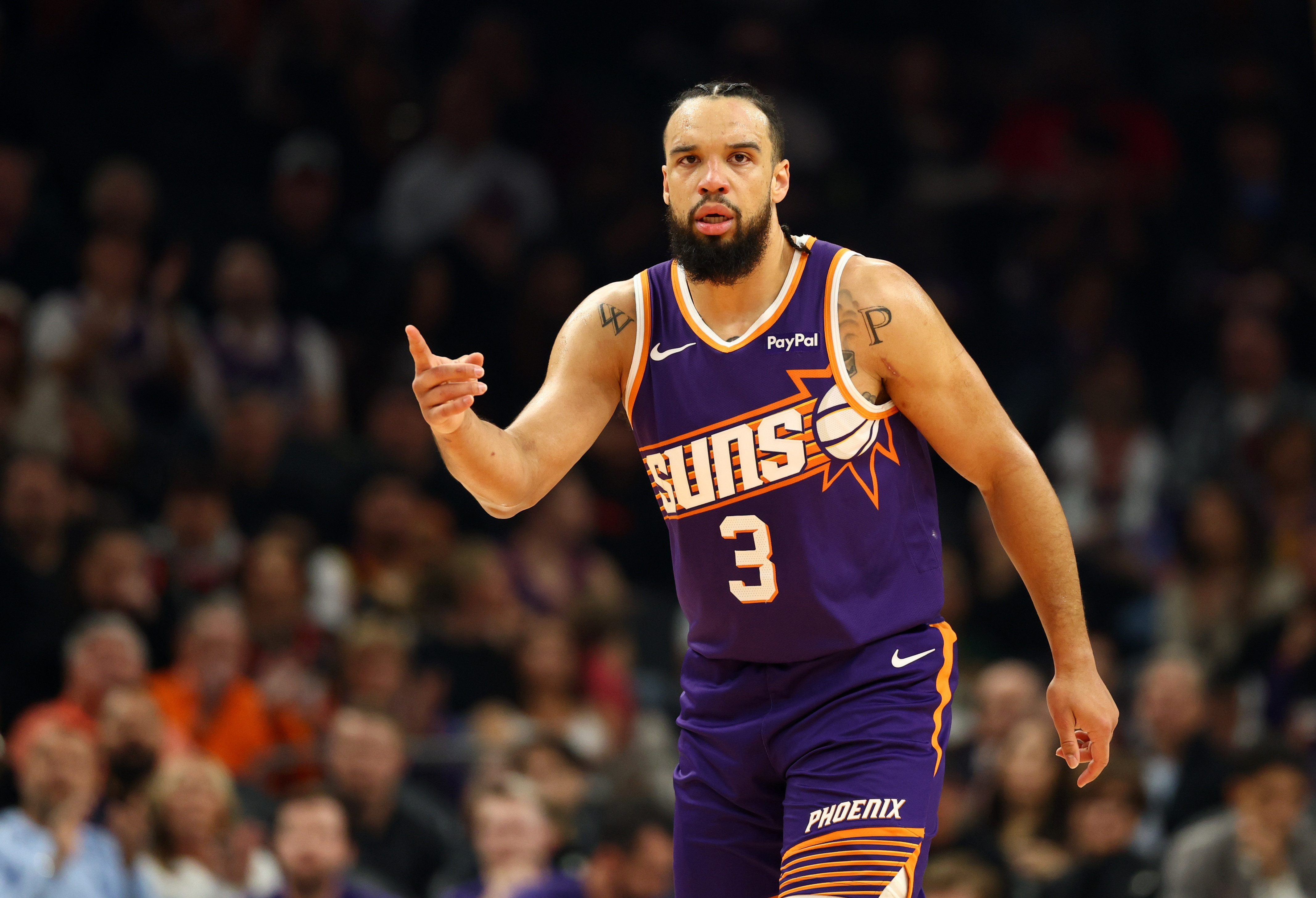 等龙哥回来吉莱斯皮还是下替补吧！在场上三后卫防守太难了，而且鸡皮在场上除了投