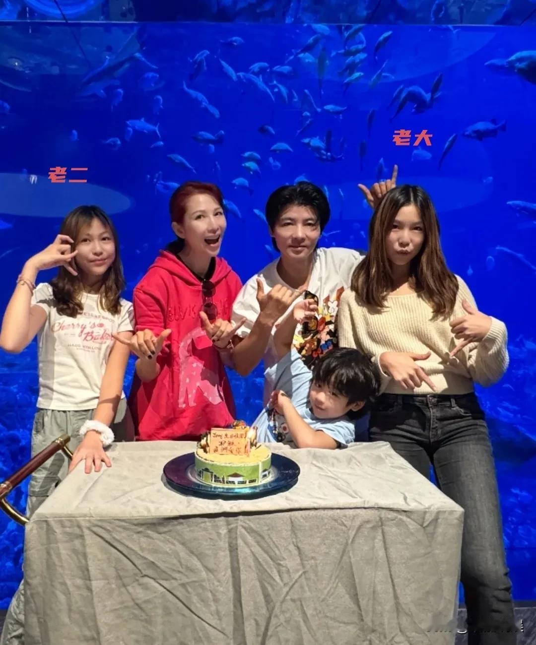 蔡少芬一家子庆祝儿子鱼蛋6岁，晒温馨全家福。看画面，一家子的庆祝活动是在海洋馆