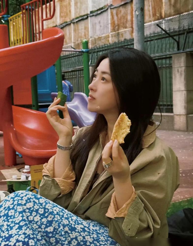 别学朱珠的松弛感了，那玩意儿不是穿搭，是出身。一件碎花裙，一件工装外套，全网
