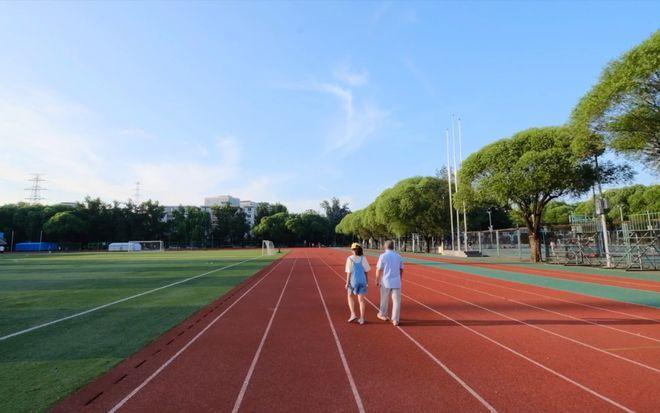 今天我们学校老校长和新校长进行了一场决斗，老校长说我教书的时候你还在穿开裆裤呢，