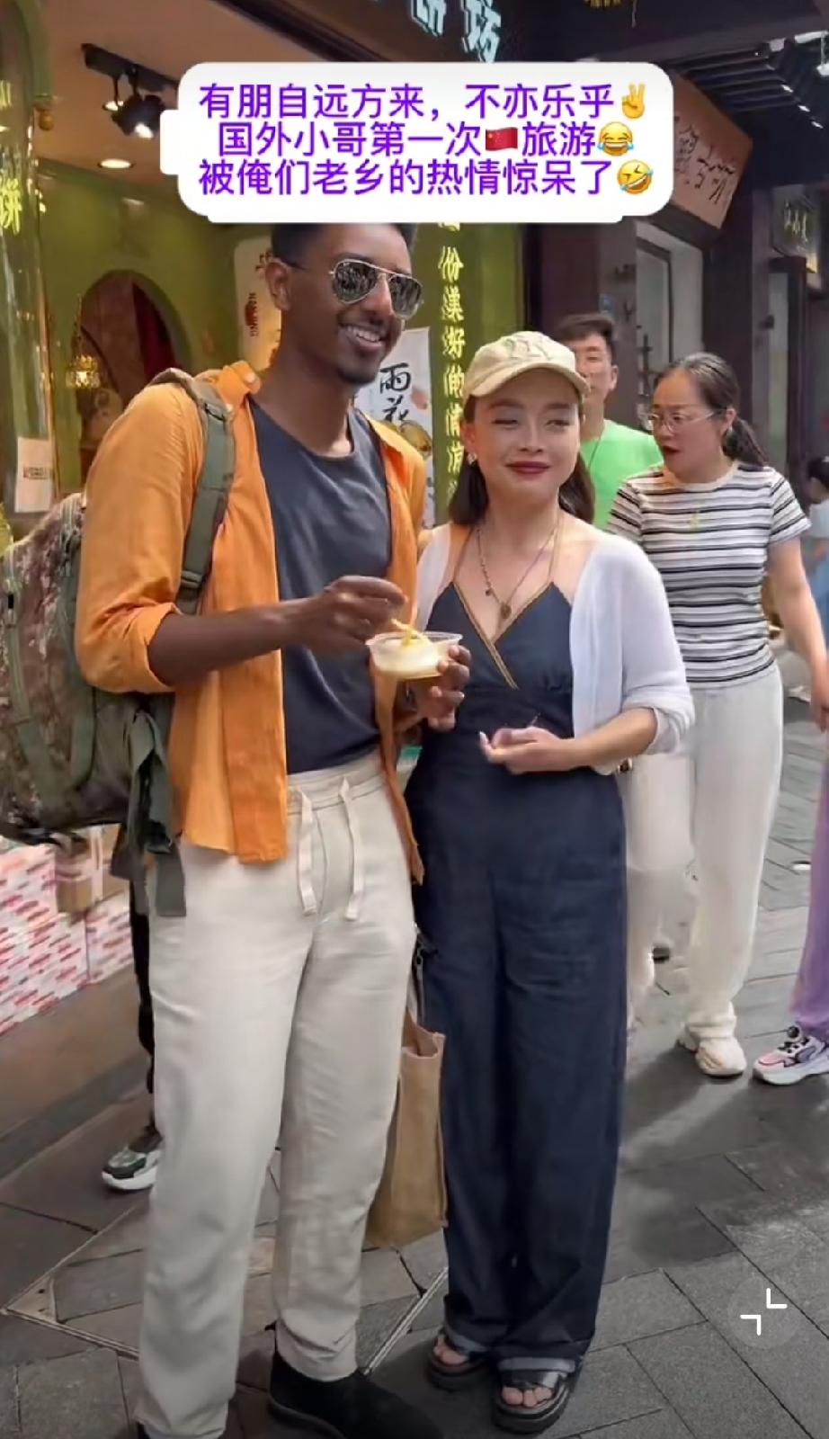 这是一位外国网友分享的视频，他第一次来华旅游，被中国人的热情惊呆了，走到哪都有人