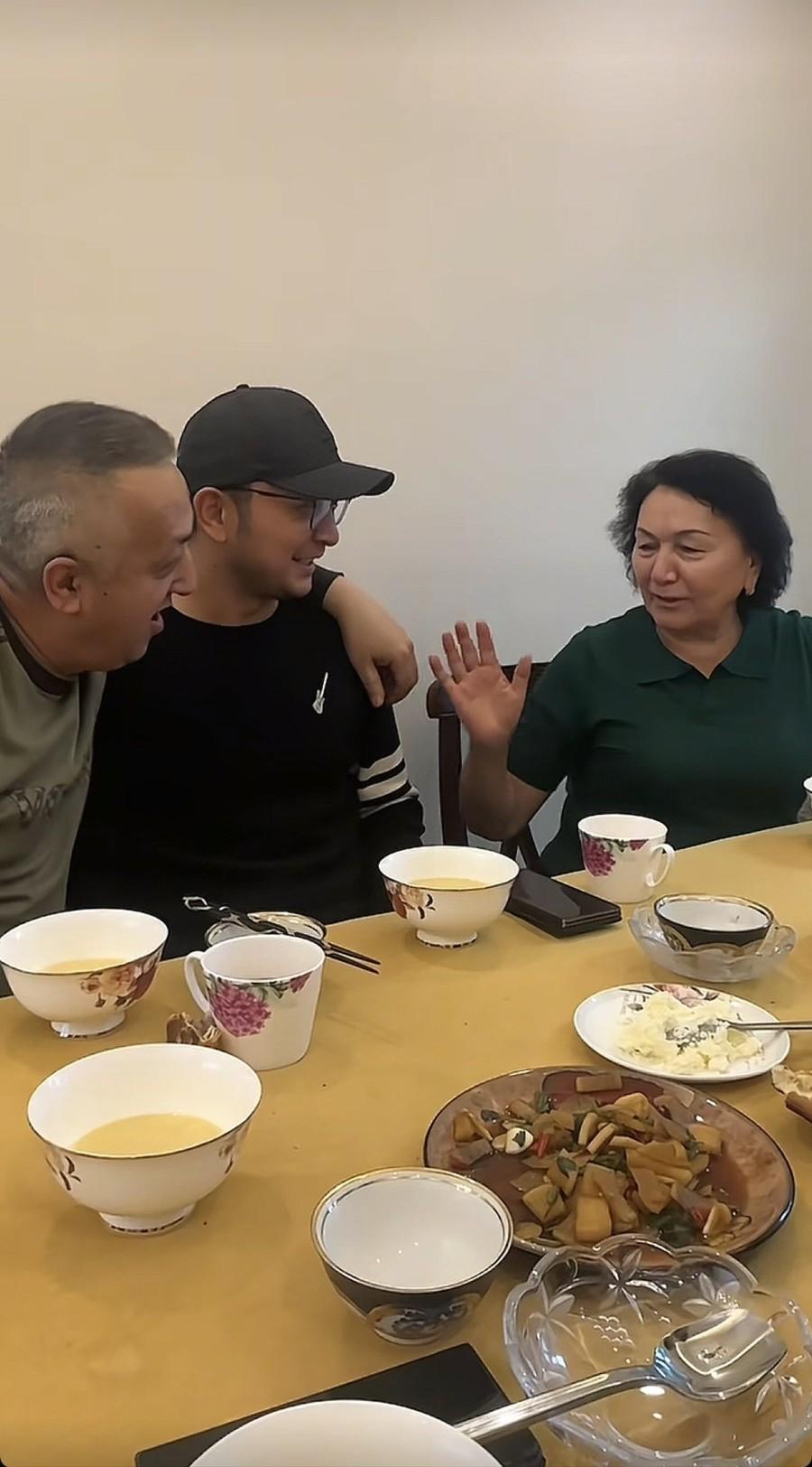 尼格买提回新疆和父母过年，形象比较邋遢，与春晚舞台上的反差特别大!2月16日