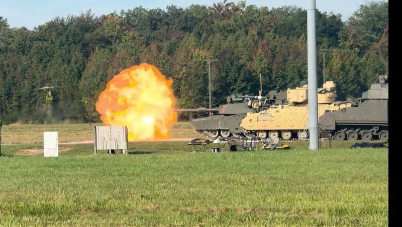 MD三等人M1E3主战坦克和两款XM30步兵战车原型车进行实弹射击测试，两家XM