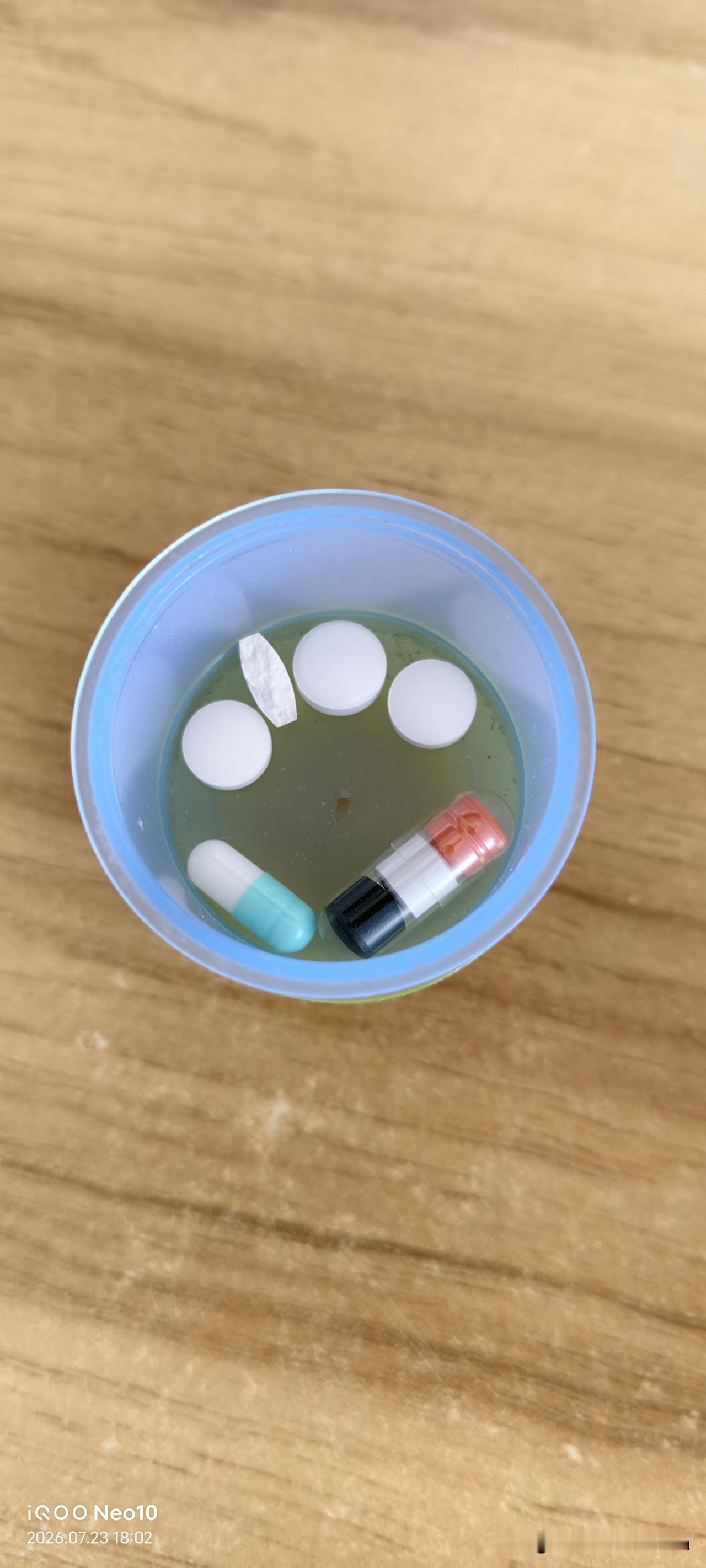 昨天晚上护士直接把老太太要吃的药拿给我了，我说要是我去给老太太喂药，老爷子还要把