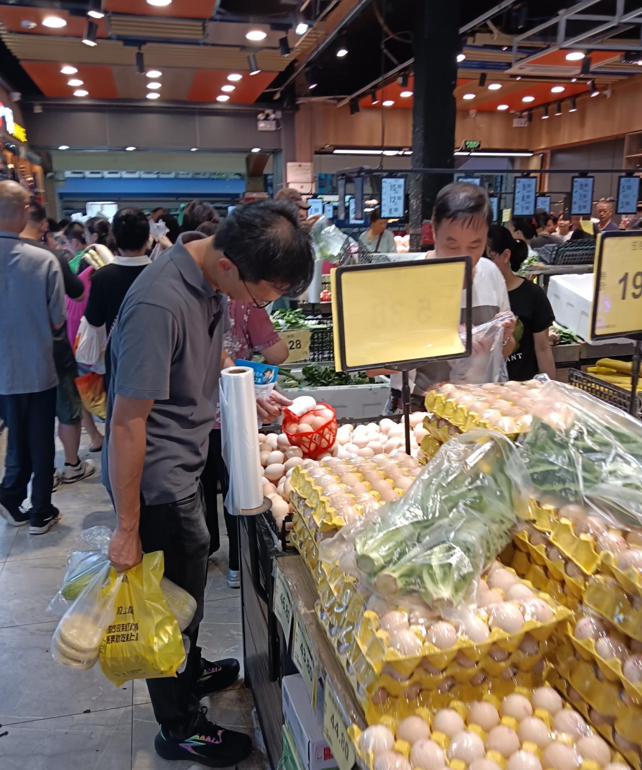台风未到，广州人自己先吓哭了。小区里那个小超市，平时难得看到如此拥挤的购物场面