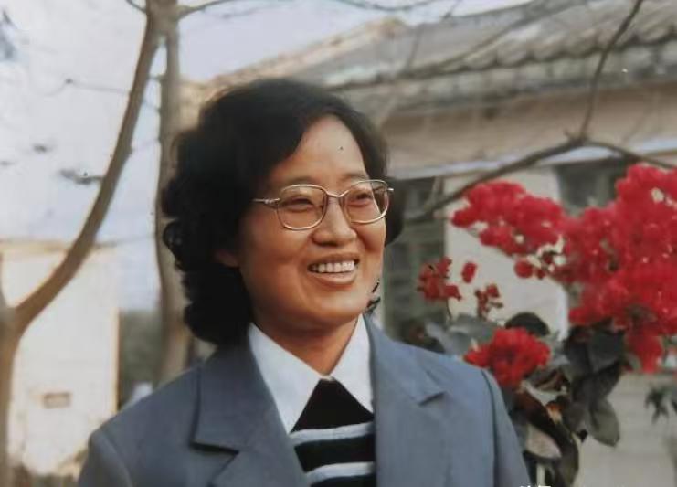 1996年8月，上海虹口区一栋居民楼里，女作家戴厚英和她侄女被人杀害了。这事当时