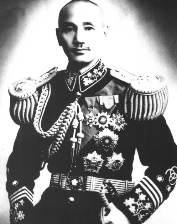 1955年，蒋介石指着报纸上的一个名字，对宋美龄感叹：这个人是真的厉害！195