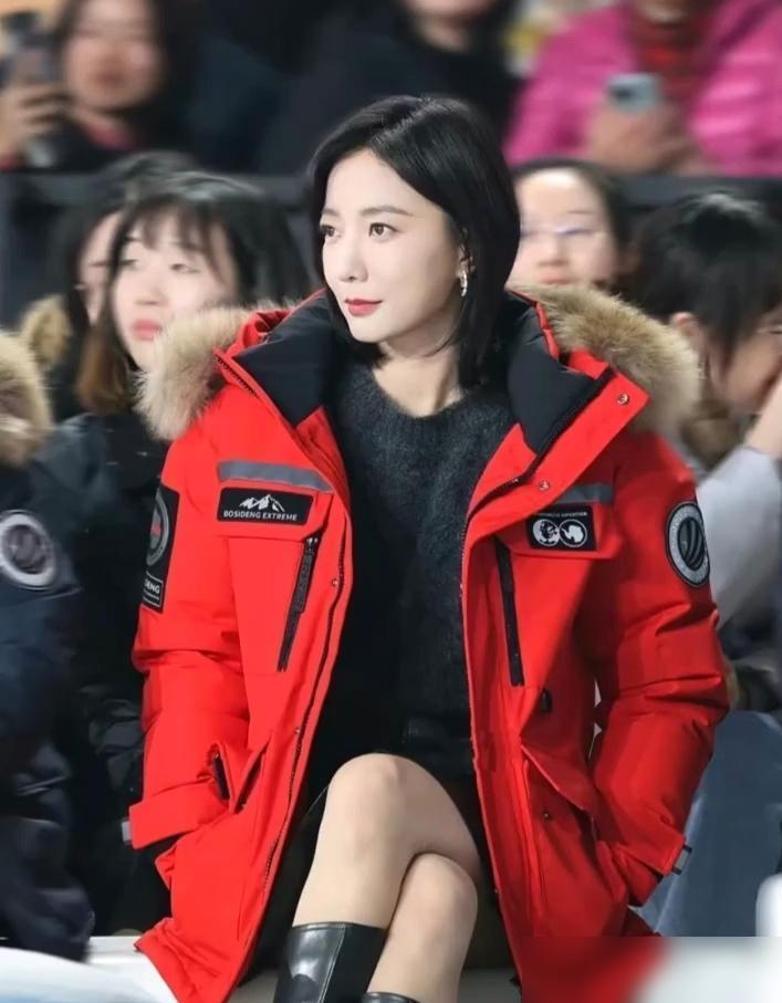 别再嫌弃肉色丝袜土了。王珞丹最近两次活动，靠同一招赢麻了。她踩一双紧裹小腿的黑色