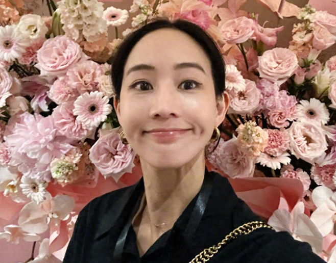 43岁张钧甯与薛凯琪同框，运动习惯成就独特“气血美”