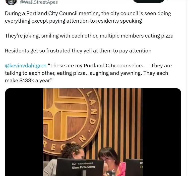 在波特兰市议会会议上，市议员们除了没有认真听居民发言之外，什么都在做：他们在互相