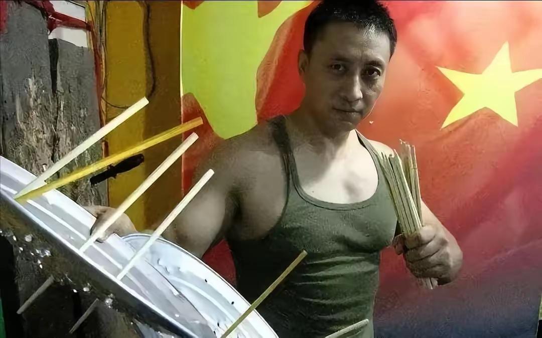 2008年，“拳王泰森”和“中国保镖之王李旭”在酒吧相遇，泰森说:“我不相信你能