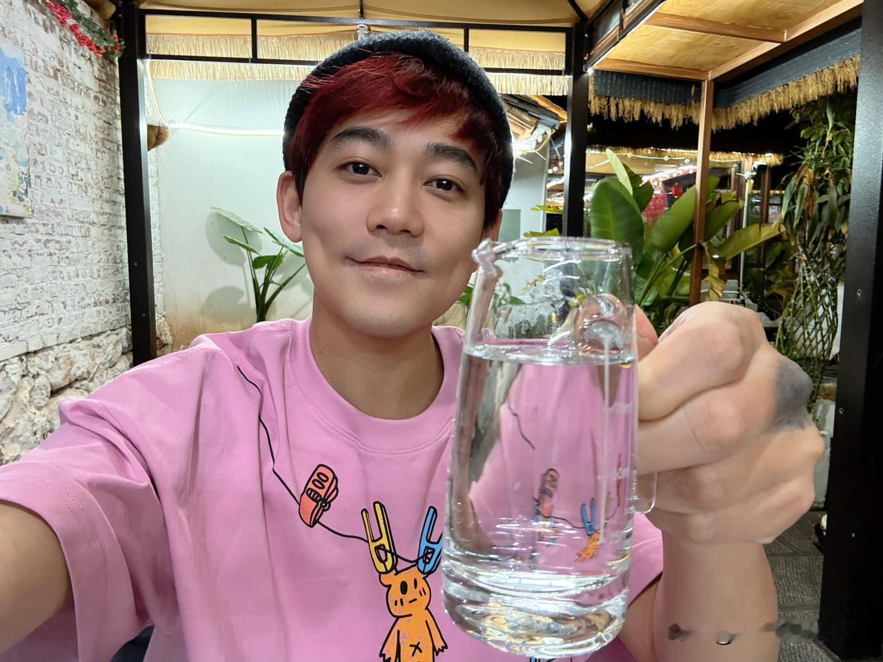 2月17日晚，苏醒更新动态，并晒出两张云南度假旅拍照，生活相当惬意。醒哥身穿