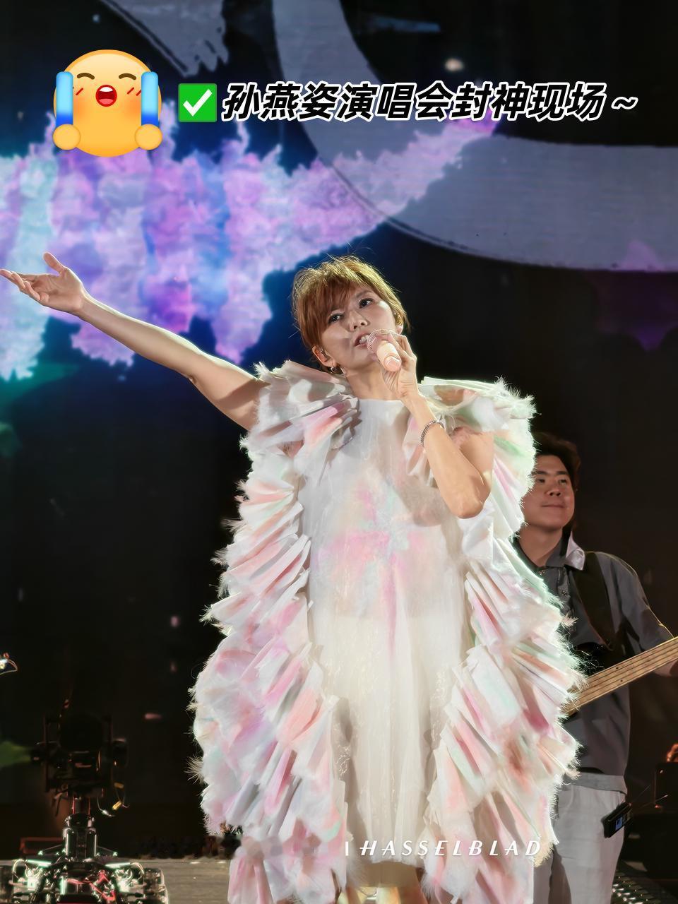 孙燕姿鸟巢演唱会也太哇塞了！新剪的粉橘短发帅到窒息！白纱裙开场像月光精灵🌙