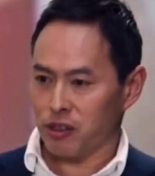 澳大利亚著名的反华教授李约翰，在节目中发表自己的反华观点时，主持人突然对他说，如