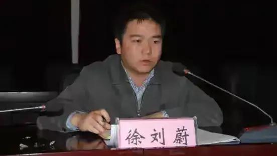 不少人还记得十多年前那段出圈的视频，那会儿他才32岁，全贵州最年轻的县长，守着丹