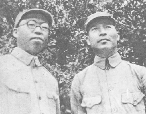 1938年的珍贵合影。左边这位成为十大元帅之一。右边这位非常可惜，当了新四军的主