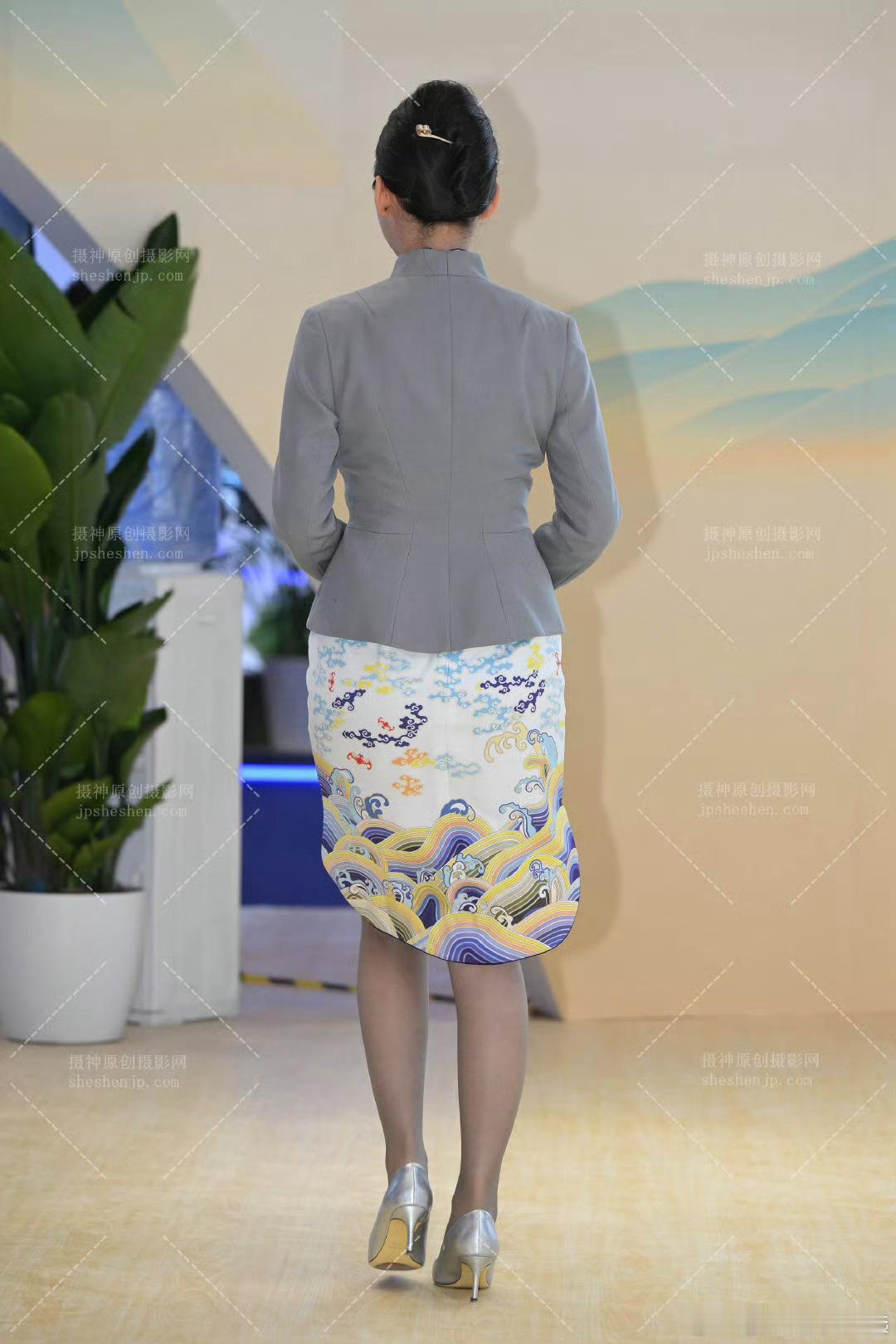 美女驻扎地职业装走秀