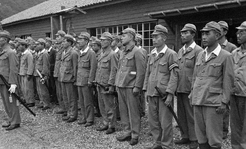 1940年，川军战士邓遂良被俘，面对日军的严刑拷打，他宁死不屈，被打瞎左眼后，他