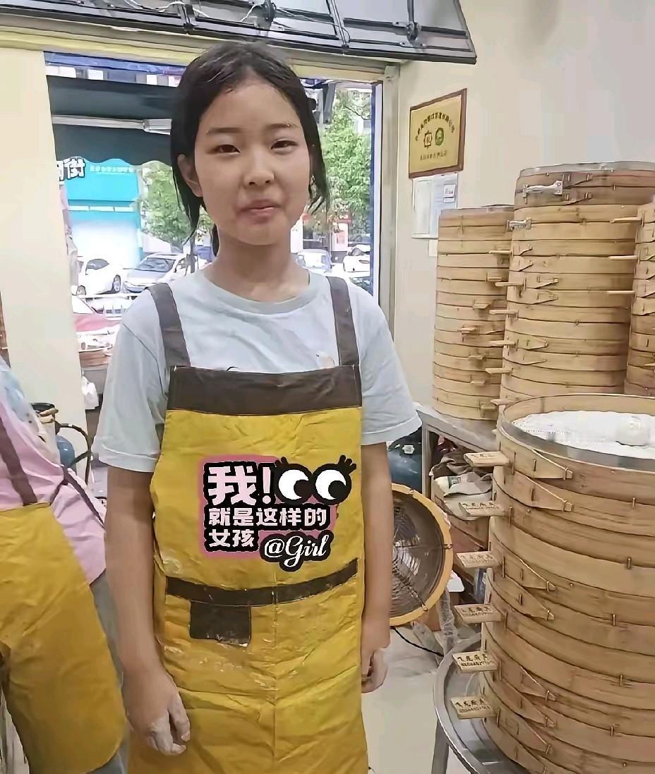 山东济南，一个大三女生在一家包子铺干了整整五十二天暑期工。结账那天，老板娘把工资
