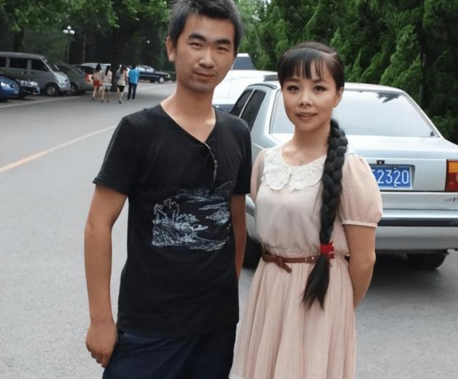 2007年，王二妮出名后，男友李飞对她说“二妮，分手吧，咱俩不是同一世界的人了。