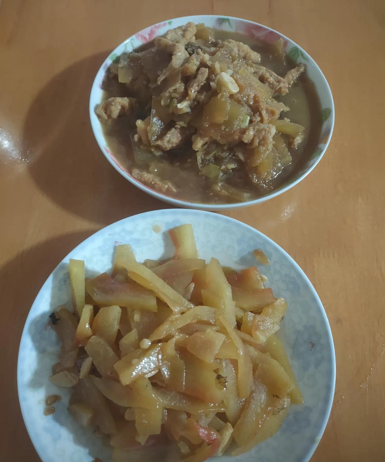今天晚餐是冬瓜和西瓜的较量，看看哪盘更抓我胃口[笑着哭]买了半个西瓜，据说是石头