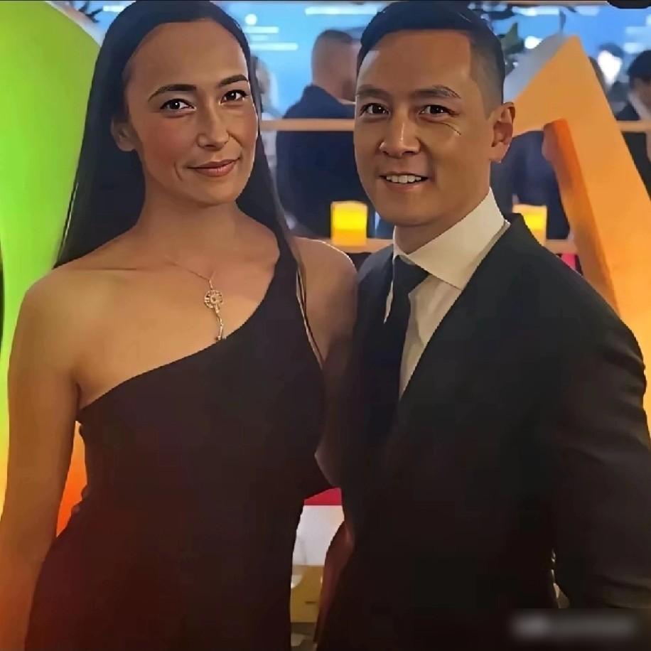 吴彦祖老婆怎么素颜一拍，直接变成了戴假发的吴彦祖？网友都懵了，说他俩现在共用一张