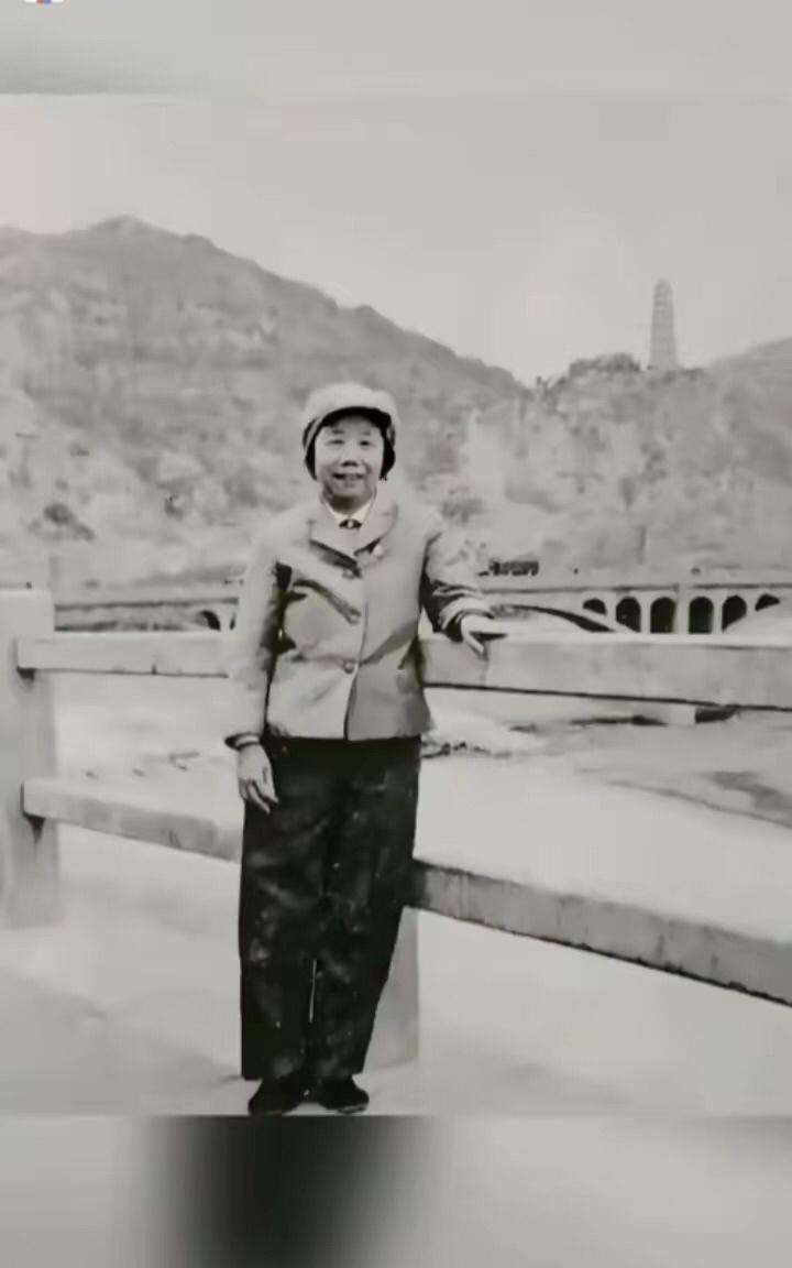 1970年，邓颖超又来到离别多年的延安宝塔山下拍照合影。站在一边延安宝塔山旁的