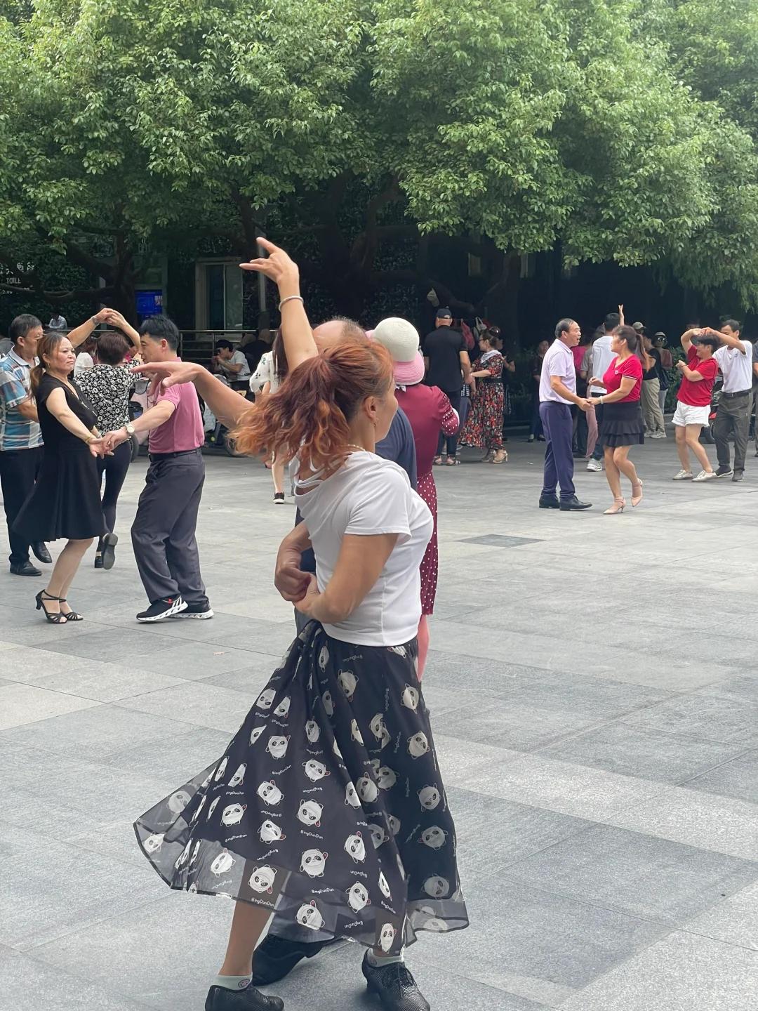 广州一个58岁的女人，迷上了交谊舞，丈夫生病卧床大半年她没怎么管过。丈夫走后