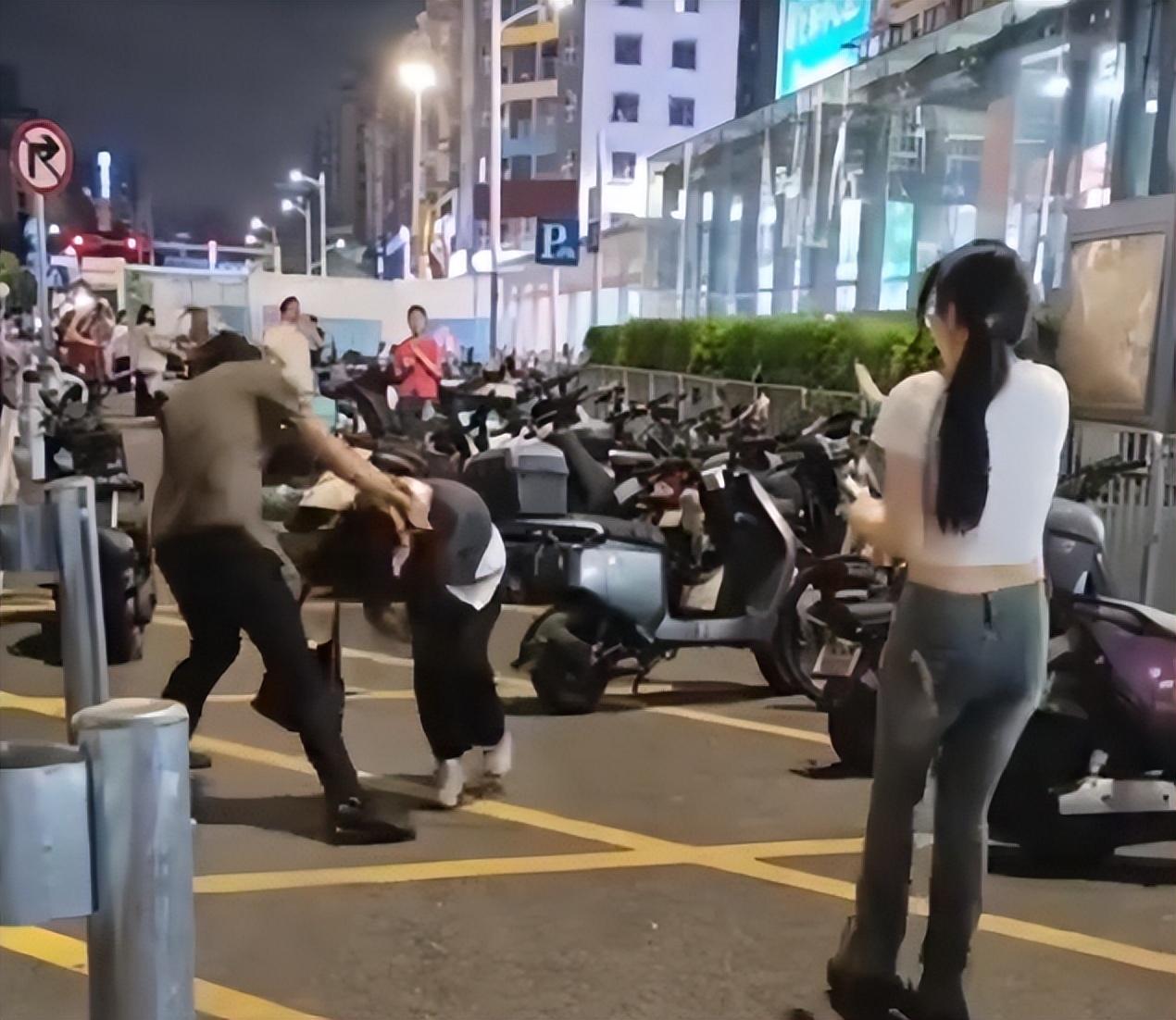 都什么年代了，还有人敢“当街行凶”？就在深圳坪洲地铁站附近，有个摩的司机拉客被