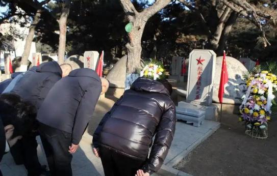 2022年，抗美援朝烈士陵园里，一名男子将脸贴在一块墓碑上，说出的一句话，让人听