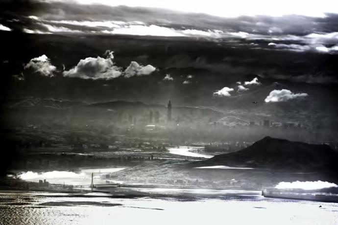 这两个图片(视频)太震撼了！第一个视频：解放军无人机飞临台北上空，俯瞰台北地标