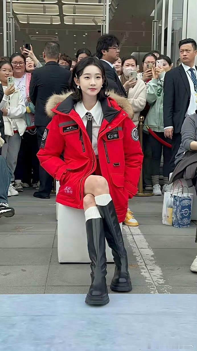 看了张艺凡才发现有人翘二郎腿一只脚居然可以踩到地上