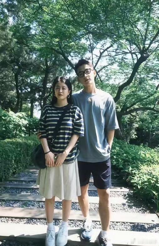 之前李嘉格和妈妈参加在《是女儿是妈妈》时，其他妈妈问要看李嘉格老公的照片，问长得