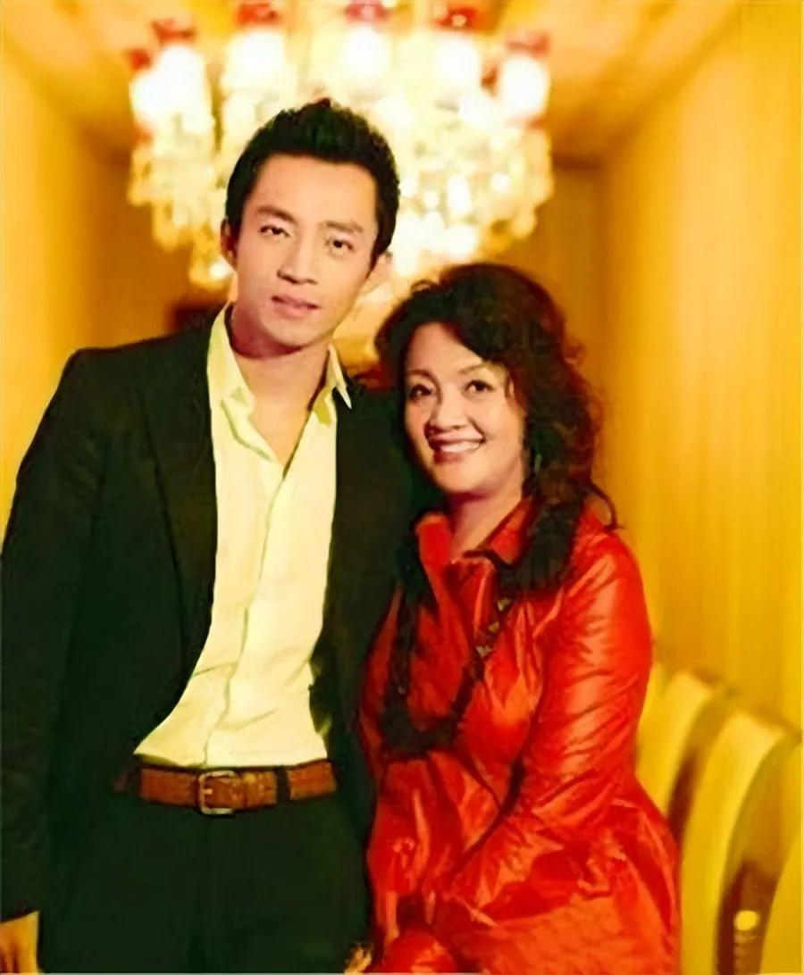 张兰说汪小菲读大学时都不知道她和汪则翰离婚的事情很多电视剧中都会演到夫妻离婚了