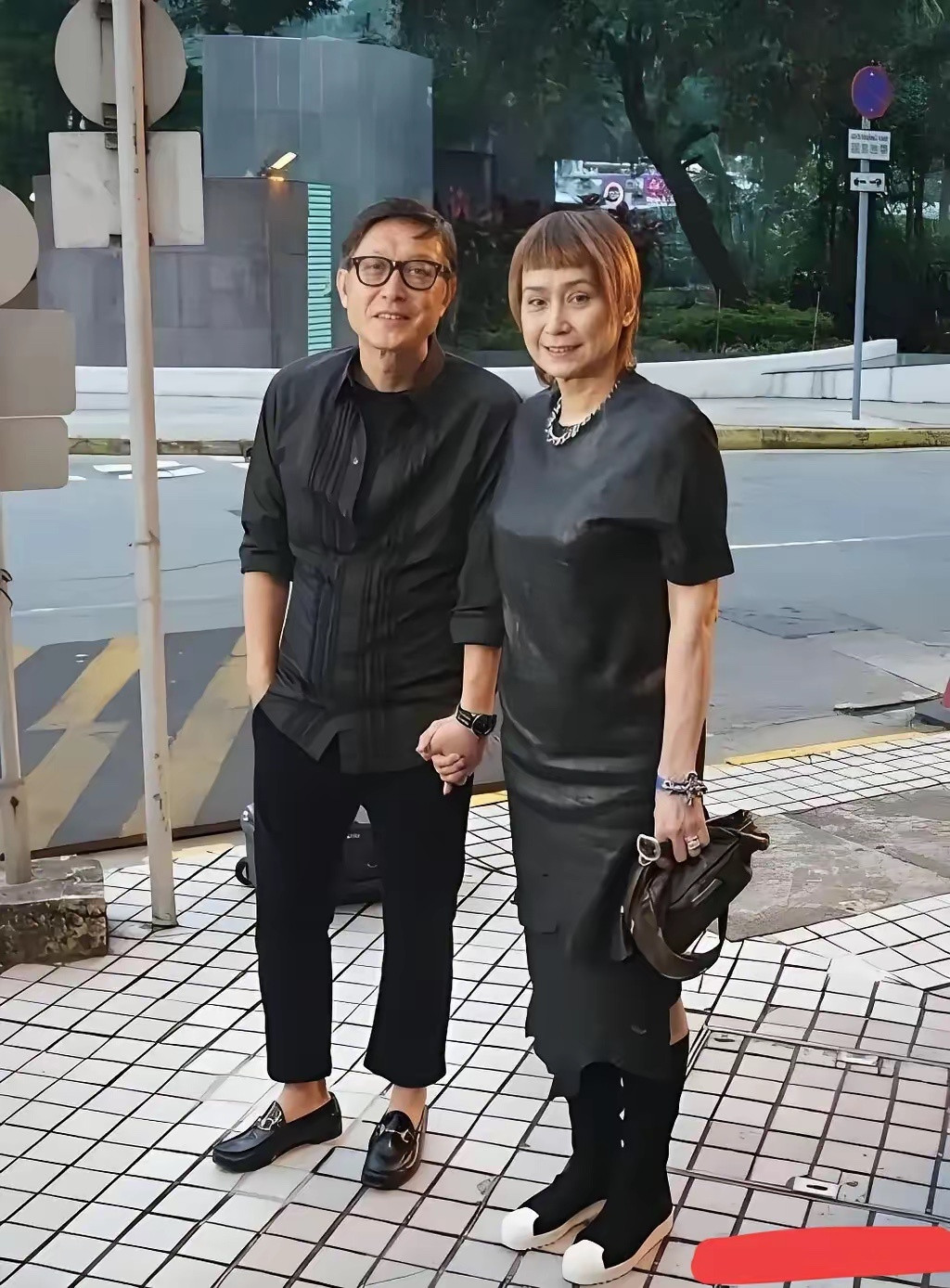我的个妈呐！我在香港柏丽购物大道碰到了谁？面容憔悴、皮肤黯淡，老了，真的老了，叫
