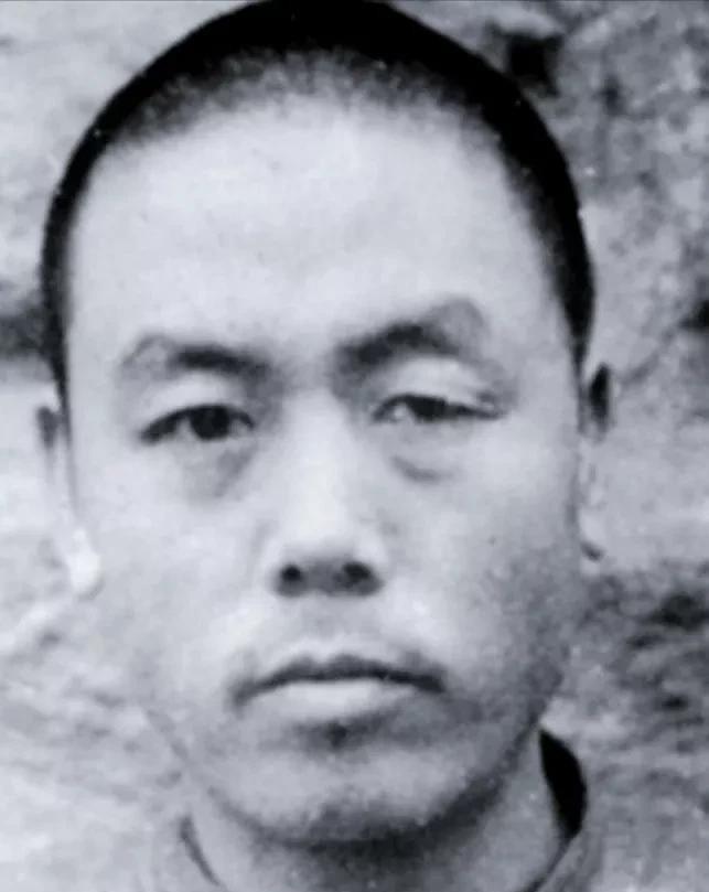 1955年春，被追捕数年的白公馆监狱看守长杨进兴，仍是下落不明。为了抓住这个罪大