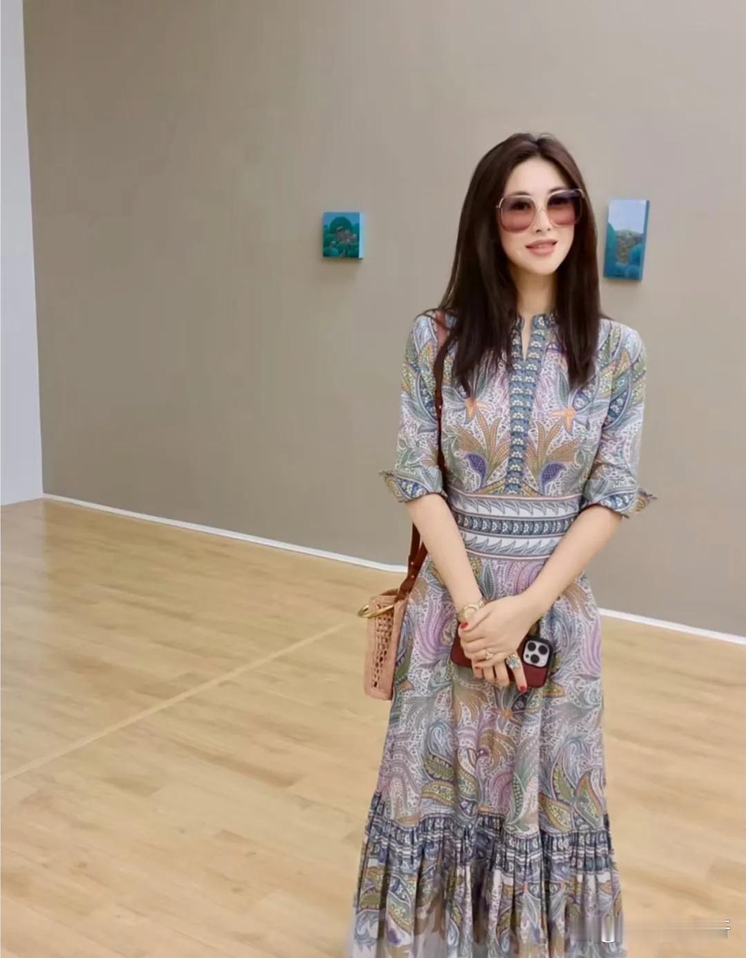 朱珠，这裙子简直太美了，就是他老公脚上的这双鞋，太拉胯了。