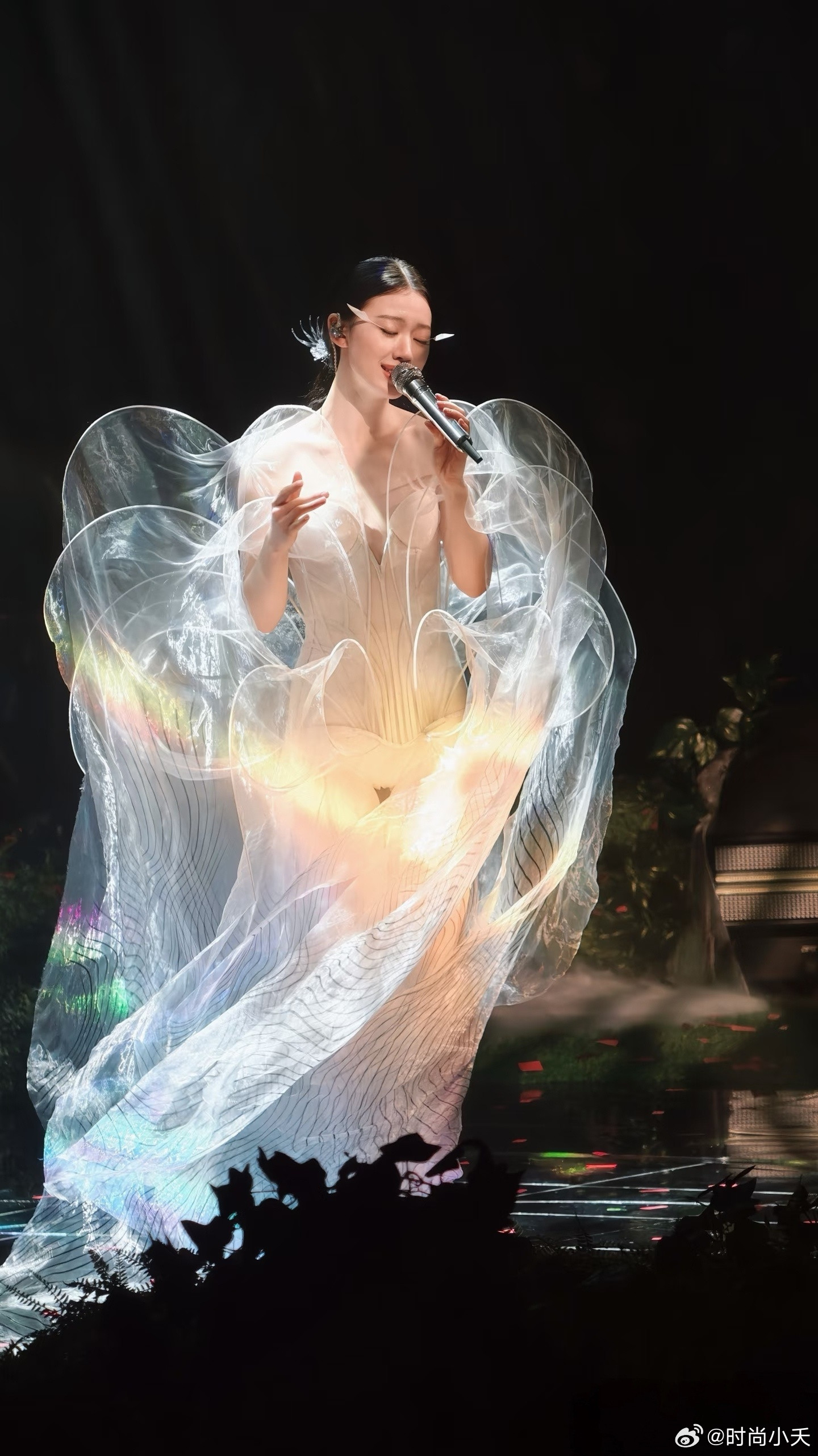 单依纯演唱会解锁IrisvanHerpen2020春夏高级定制系列。“仙