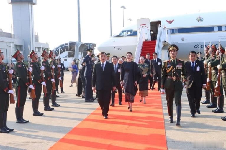 泰国王室🇹🇭🇱🇦3月16日，哇集拉隆功国王和苏提达王后抵达老挝瓦岱国际
