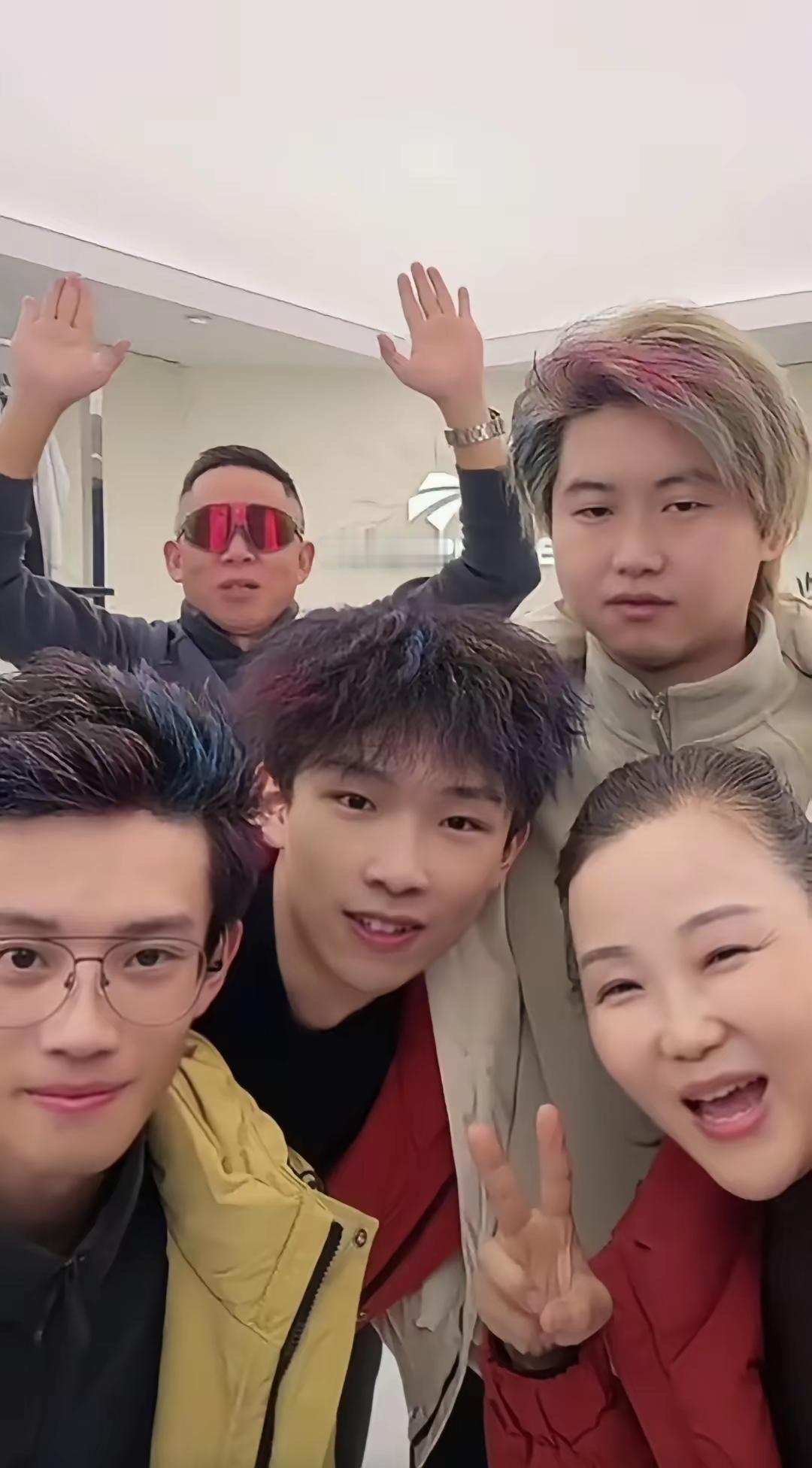 孙卓带着两个舍友一起带货，爸爸妈妈全程陪伴，几个早早参加社会实践的大男孩真不错，