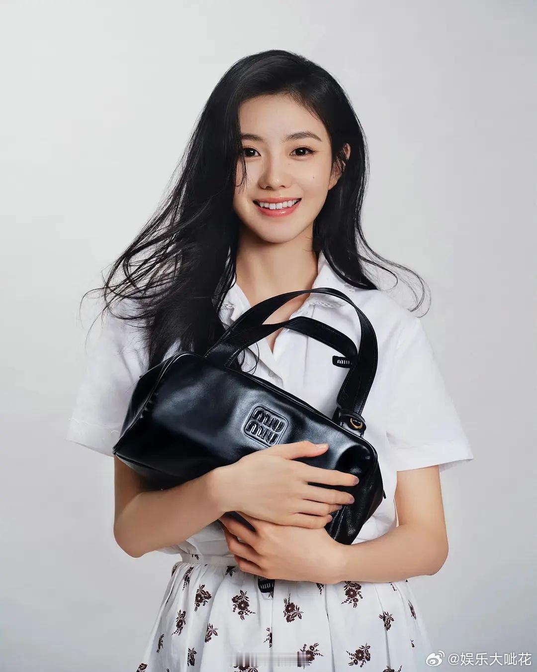 miumiu刘浩存赵今麦七夕新照来袭，一个妹感一个姐感看看两个人这次表现力如何[