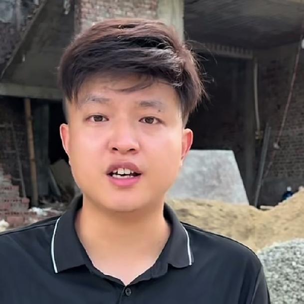 小松和秋秋带着工地的师傅们完成了省城安沛民宿的二楼封顶工作，一起回到了小叔家吃猪