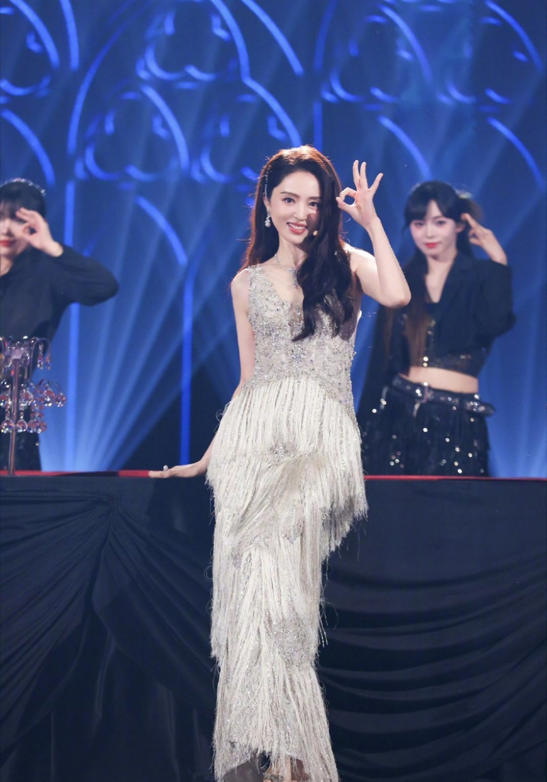 董璇姐姐太美了没想到能这么灵活呢姐美死了舞台上闪闪发光，魅力四射，被惊艳到了