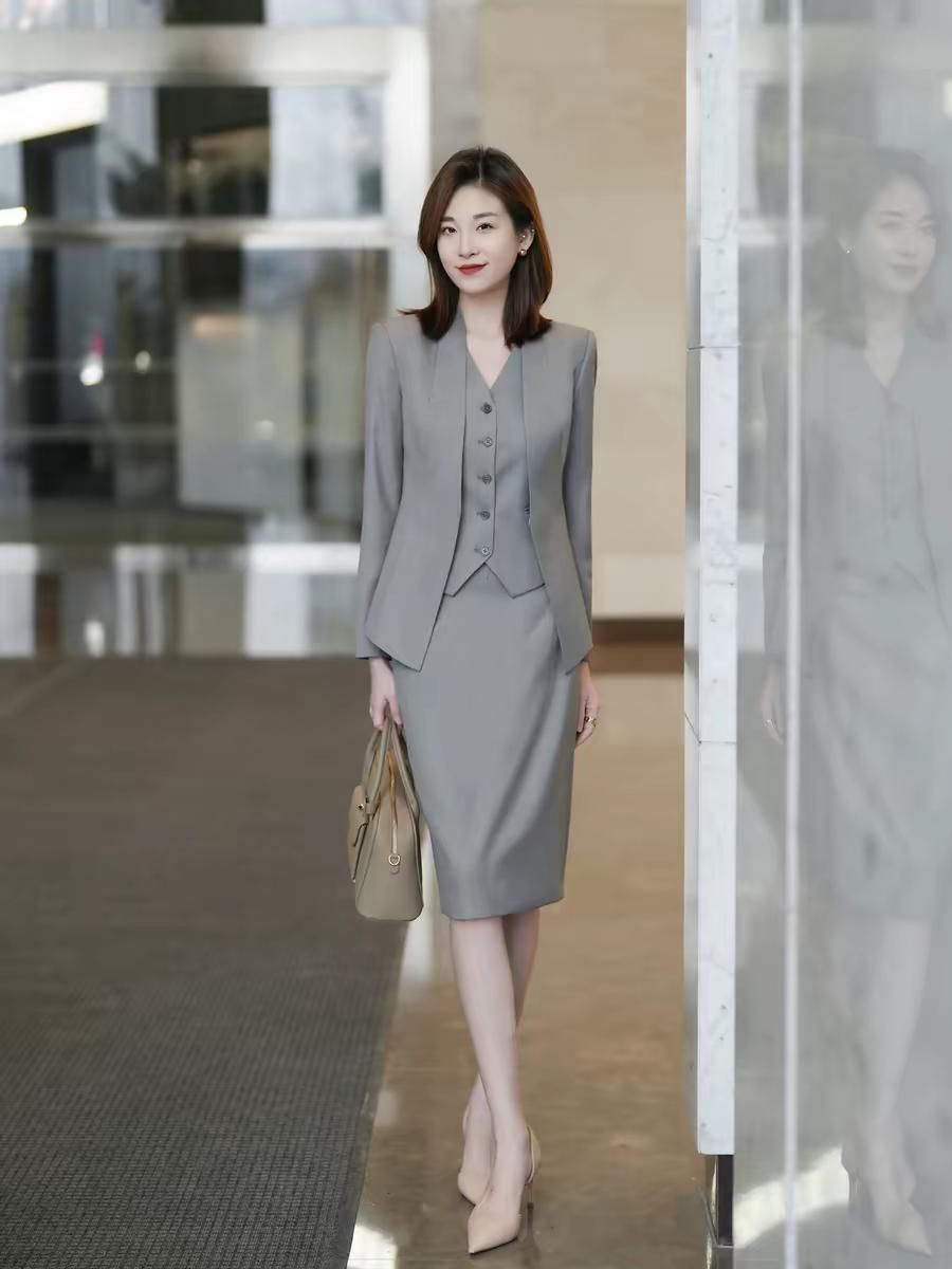 知性优雅OL风修身包臀裙套装！每次穿上这套战袍，一进公司大门就自信满满！职场女性