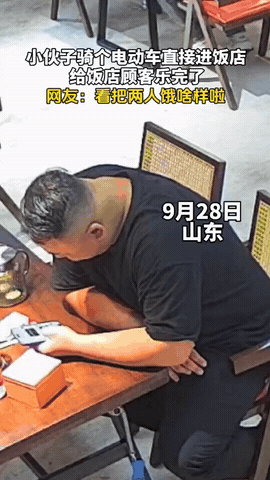 万万没想到！山东，饭店老板正坐着玩手机，突然感觉身边一阵风吹过，他扭头一看，只见