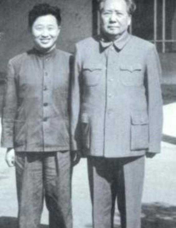 1976年9月9日，一男子跪倒在毛主席病榻前，一边流泪一边拿起剪刀，眼前躺着的是
